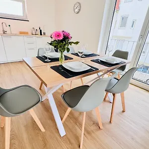 Modern-neu-nespresso-balkon-parkplatz Apartment